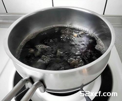 黑糖牛奶姜汁芝麻汤圆的做法