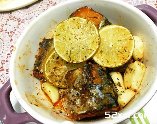 茄汁柠香蒜烤鲭鱼的做法