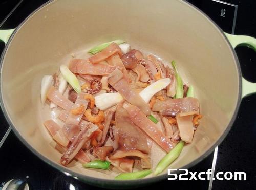 鱿鱼螺肉蒜汤的做法