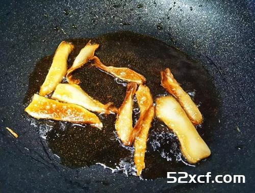 杏鲍菇炒松板肉的做法