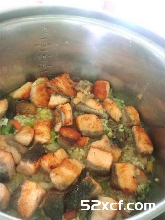 鲑鱼蔬菜炊饭的做法