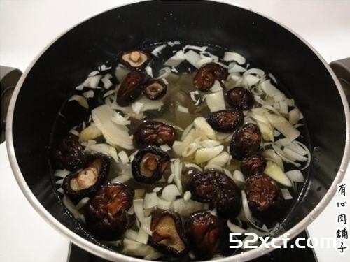 冬笋香菇排骨汤的做法