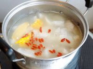 萝卜玉米排骨汤的做法