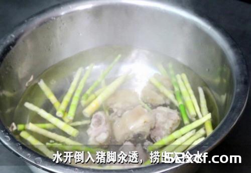绿豆小笋煲猪脚的做法