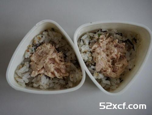 鲔鱼沙拉馅的烤饭团制作方法
