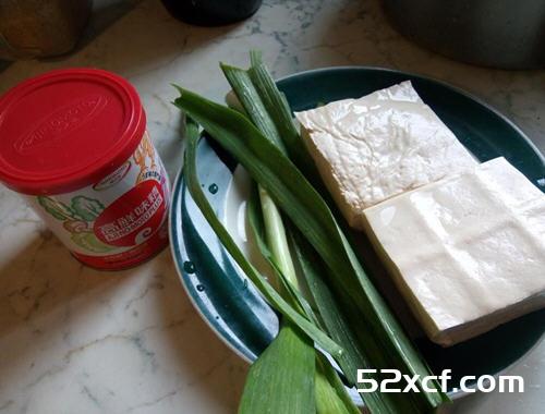 酱烧蒜苗煎豆腐的做法