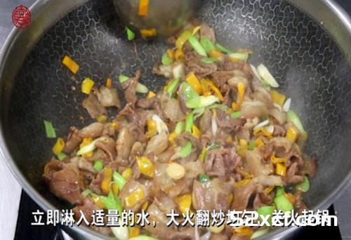 黄贡椒炒肉的做法