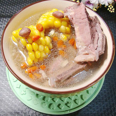 花生玉米排骨汤的做法