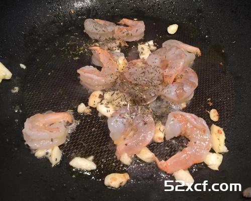 烤长棍佐酪梨蒜香虾的做法