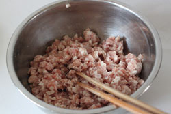 水饺馅的调制方法,怎样调出鲜嫩多汁的饺子馅