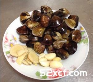 蒜头蛤蜊排骨汤的做法