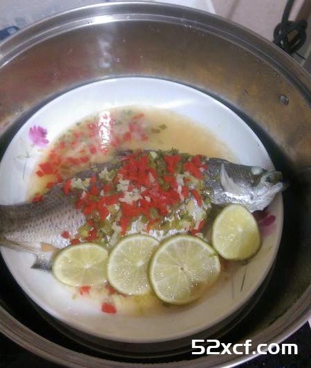 泰式柠檬蒸鲈鱼的做法
