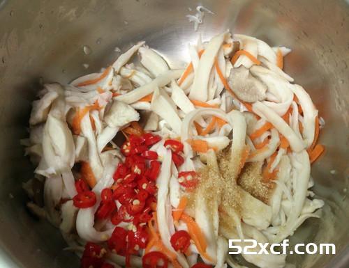 凉拌杏鲍菇配黄瓜丝的做法