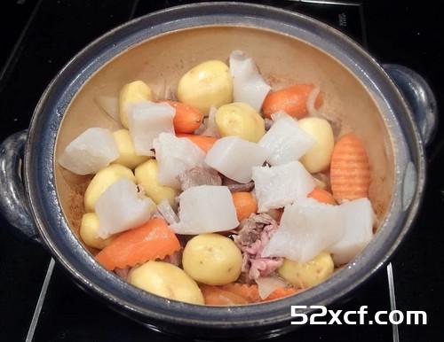 马铃薯胡萝卜炖猪肉的做法