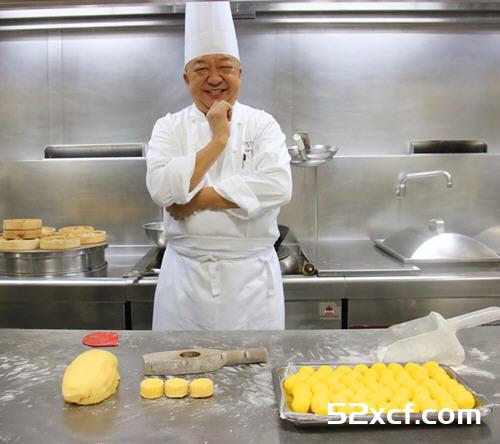 半岛酒店月饼之父揭秘奶黄月饼制作全过程