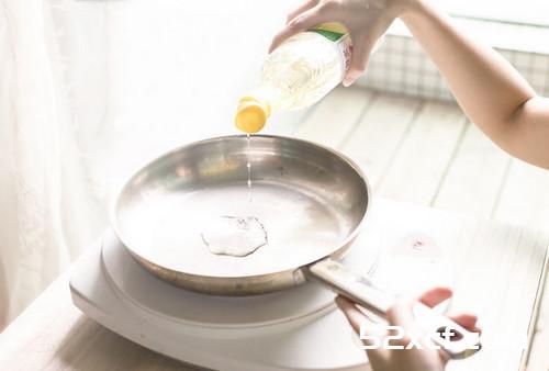 不锈钢锅简易开锅养锅秘技，让你越煮越不沾!