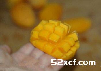 芒果怎么切成小方格？