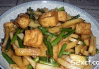 土豆蒜苗焖豆泡的做法