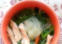 鸡肉菠菜粉丝汤的做法
