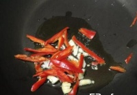 辣椒蒜苗炒香肠的做法