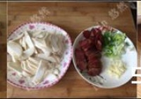 杏鲍菇炒腊肠的做法