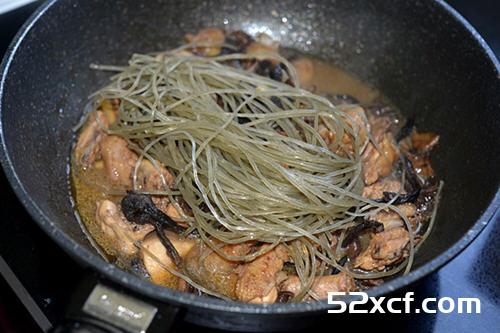东北小鸡蘑菇炖粉条的做法