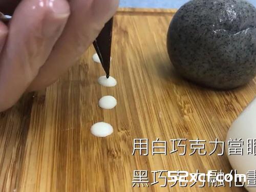 的龙猫冰皮月饼的做法