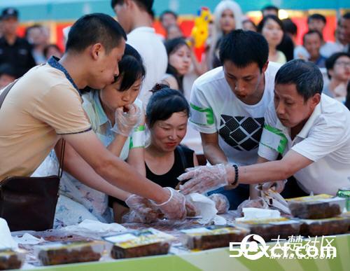 光谷德国啤酒节揭秘正确的啃鸭脖方式,你真的会了吗？