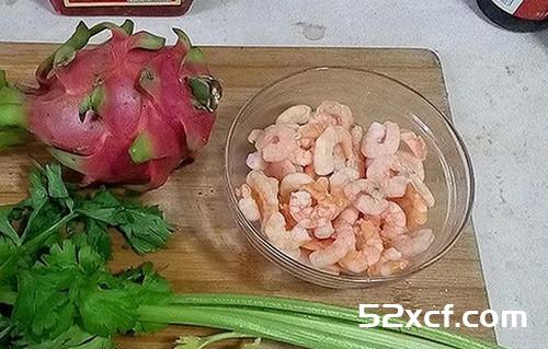 火龙果炒虾仁的做法