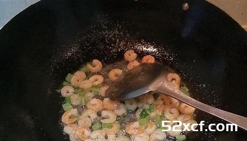 火龙果炒虾仁的做法