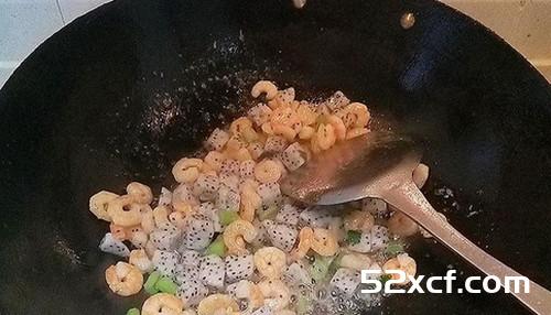 火龙果炒虾仁的做法